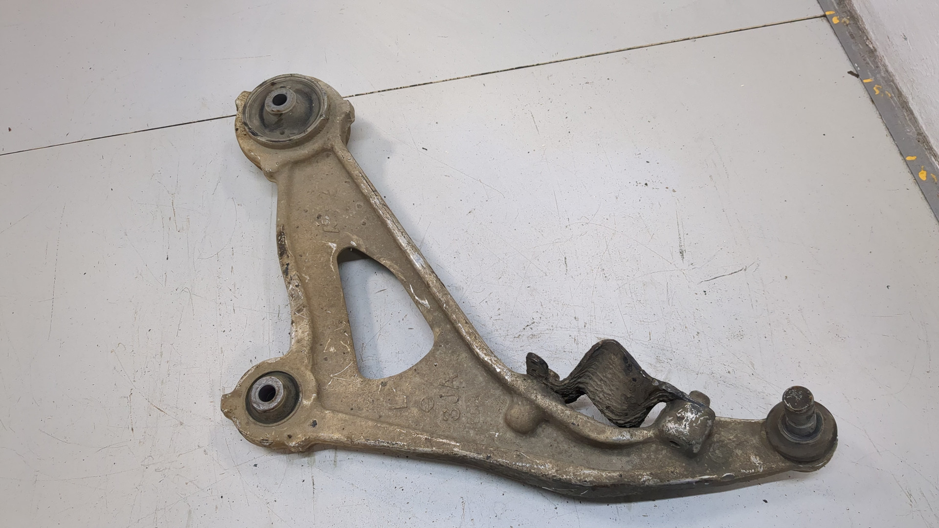 Рычаг передний левый