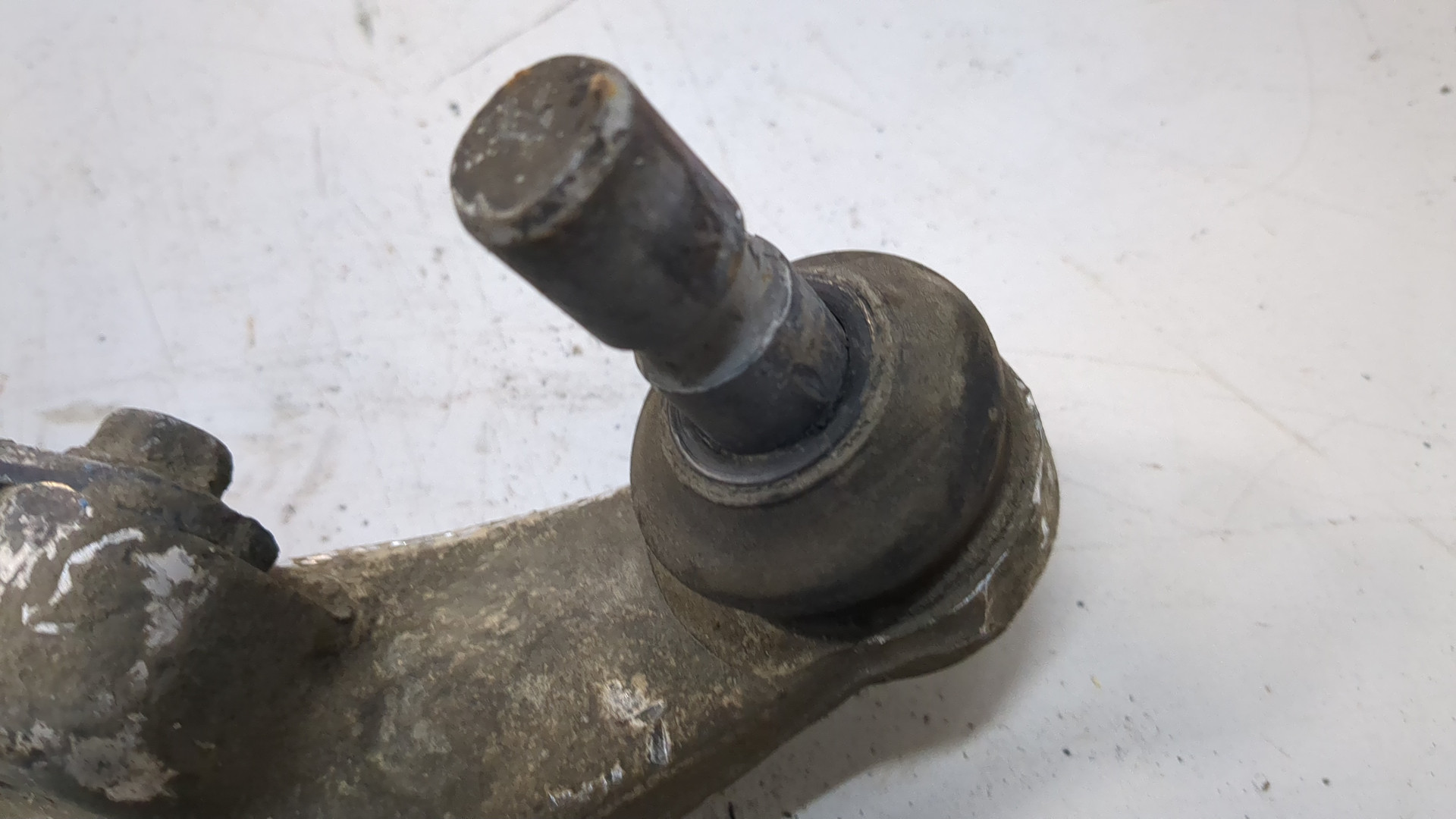 Рычаг передний левый