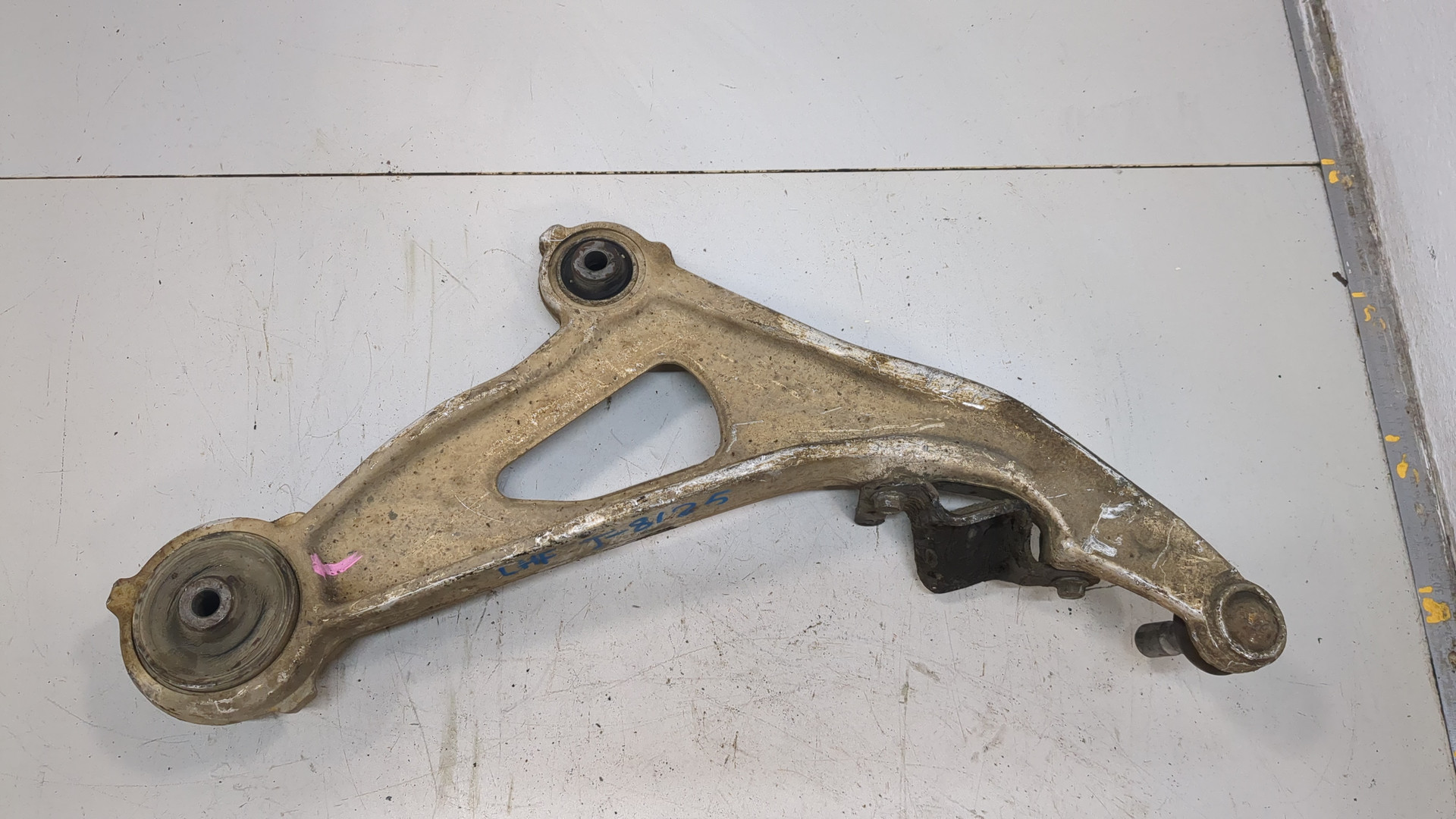 Рычаг передний левый
