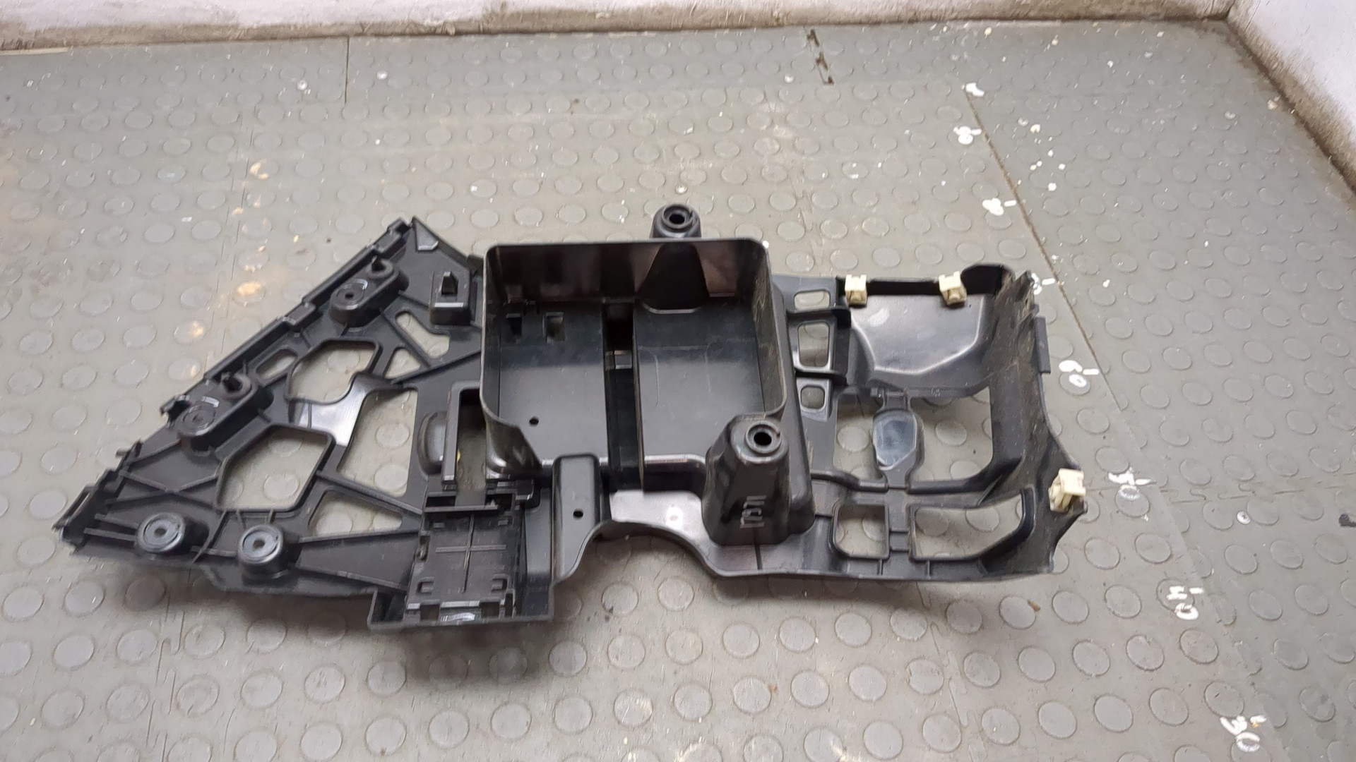 Кронштейн заднего бампера левый