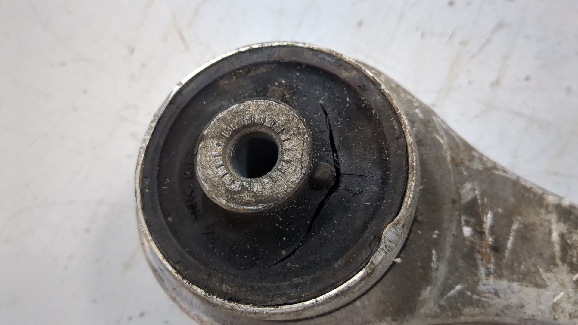 Рычаг передний правый