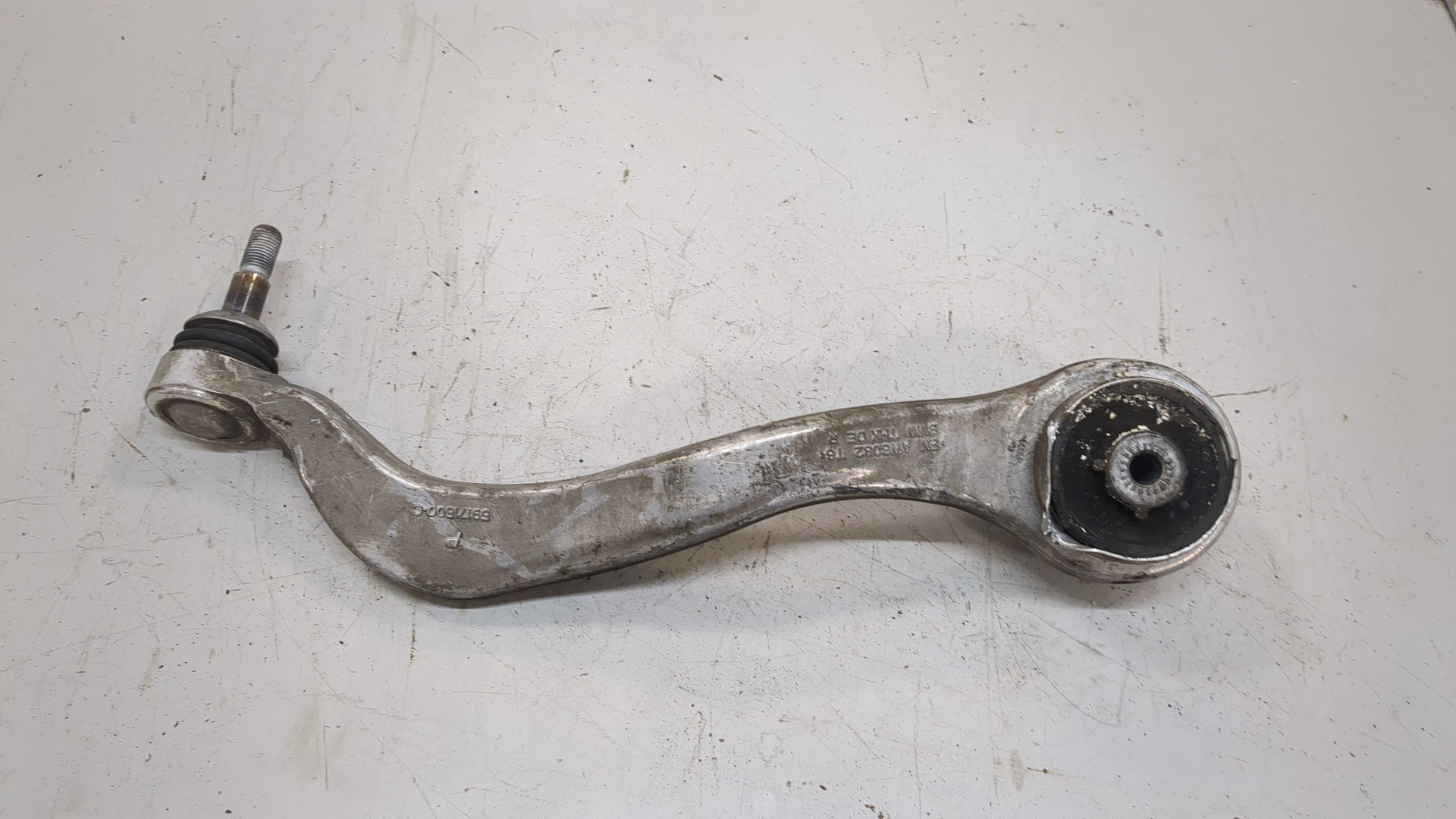 Рычаг передний правый