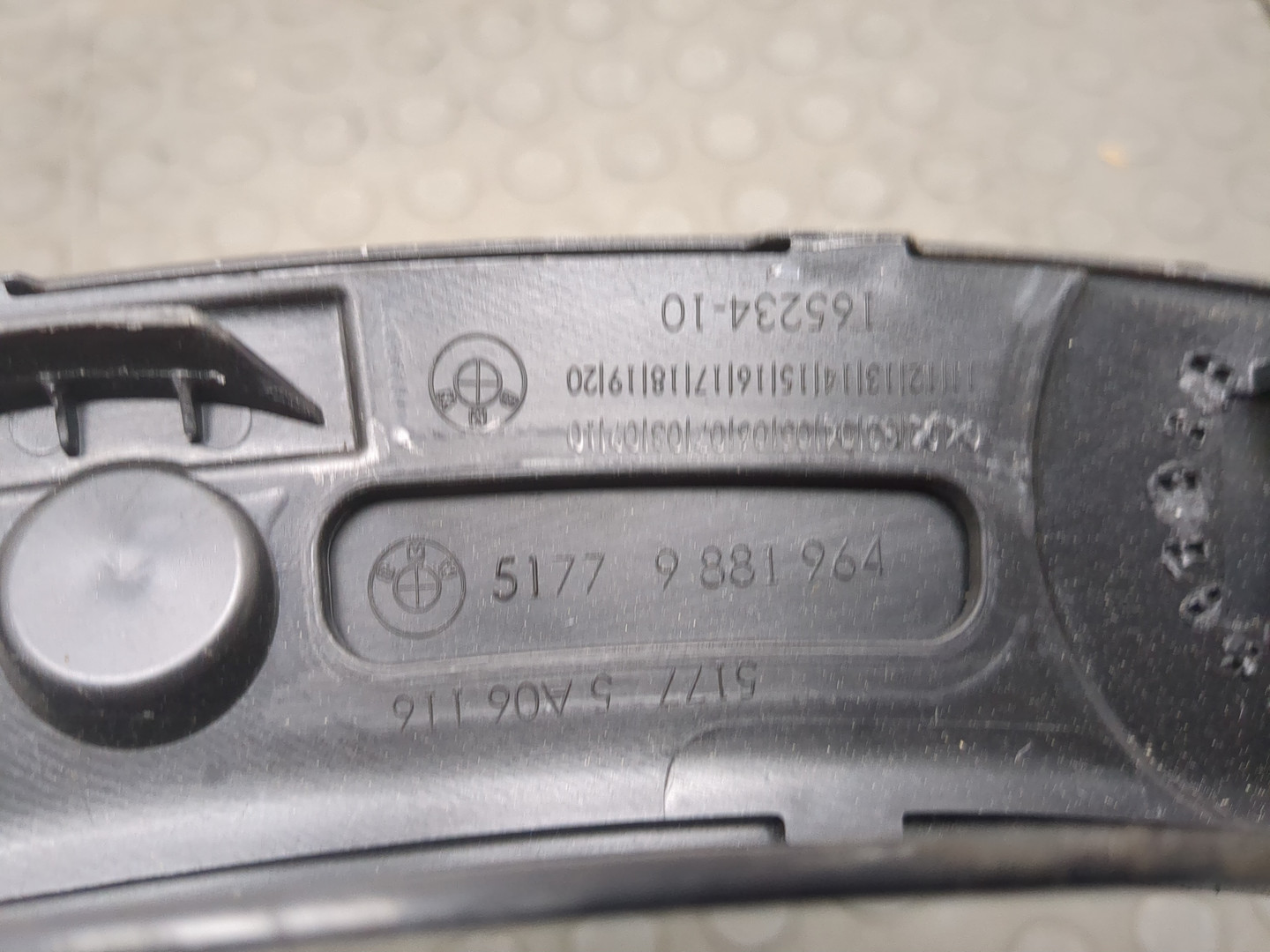 Молдинг заднего крыла правого