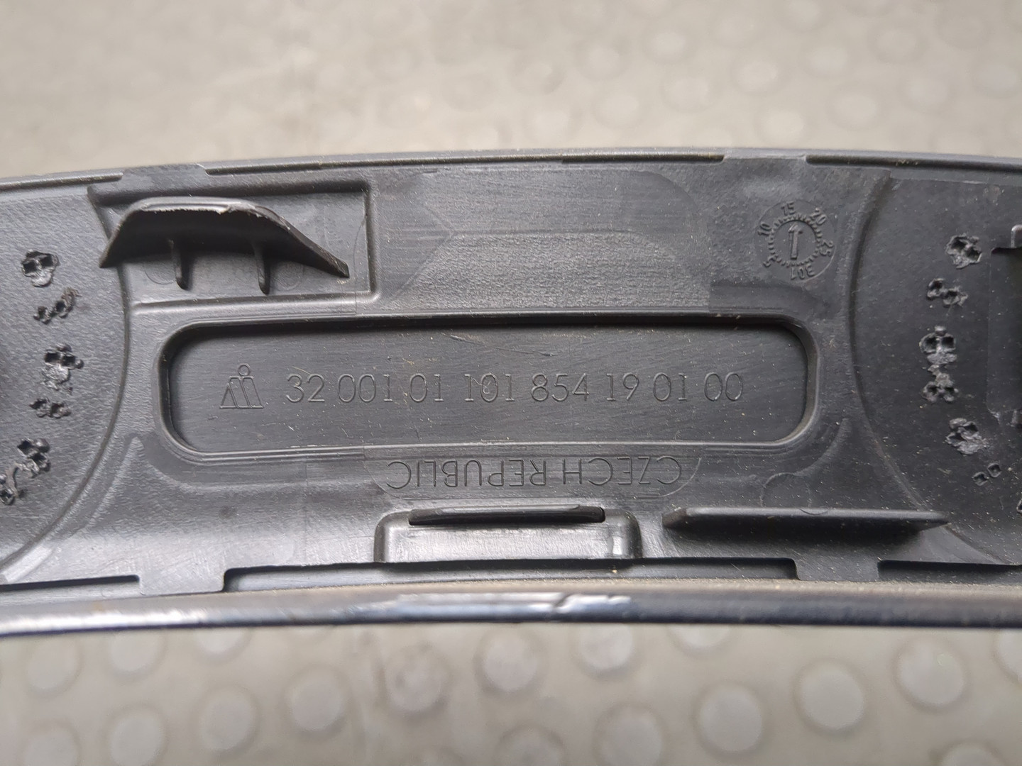 Молдинг заднего крыла правого