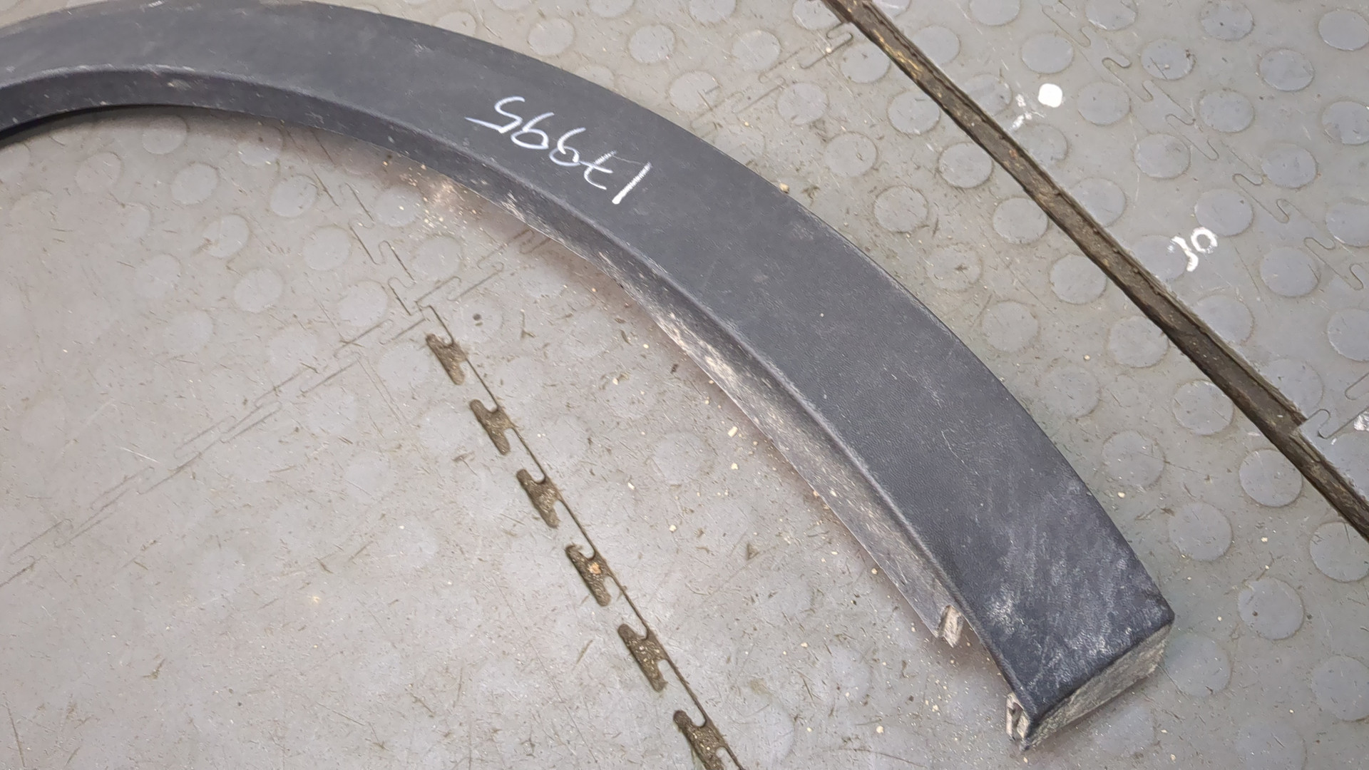 Молдинг заднего крыла правого