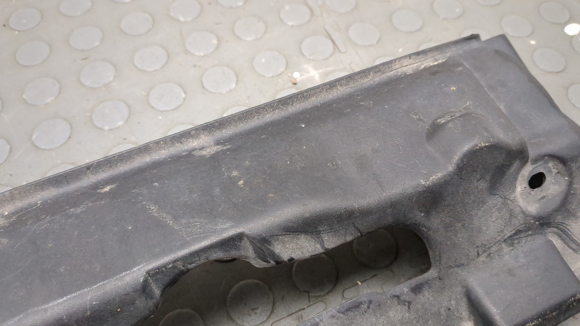 Кожух замка капота