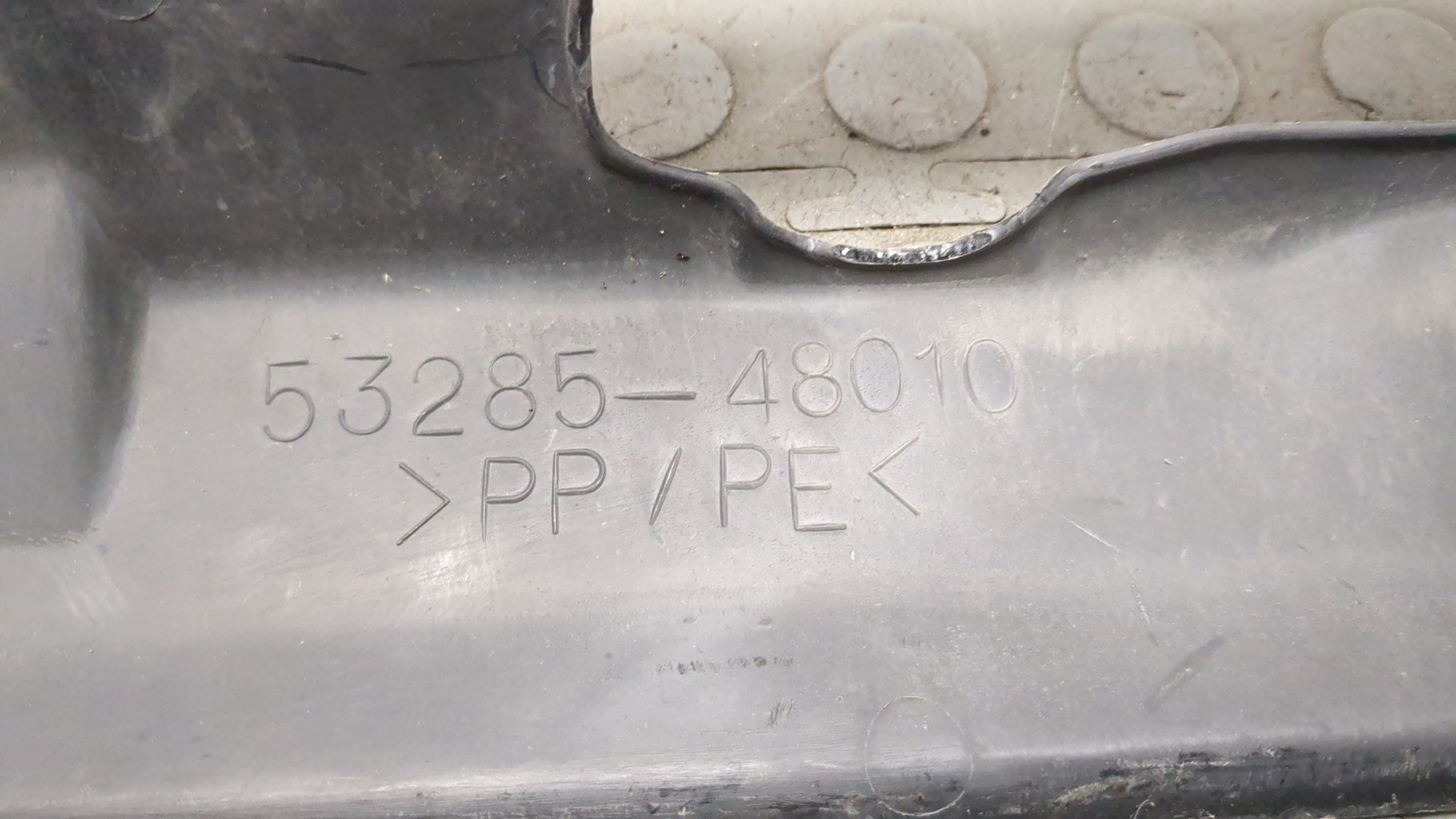 Кожух замка капота