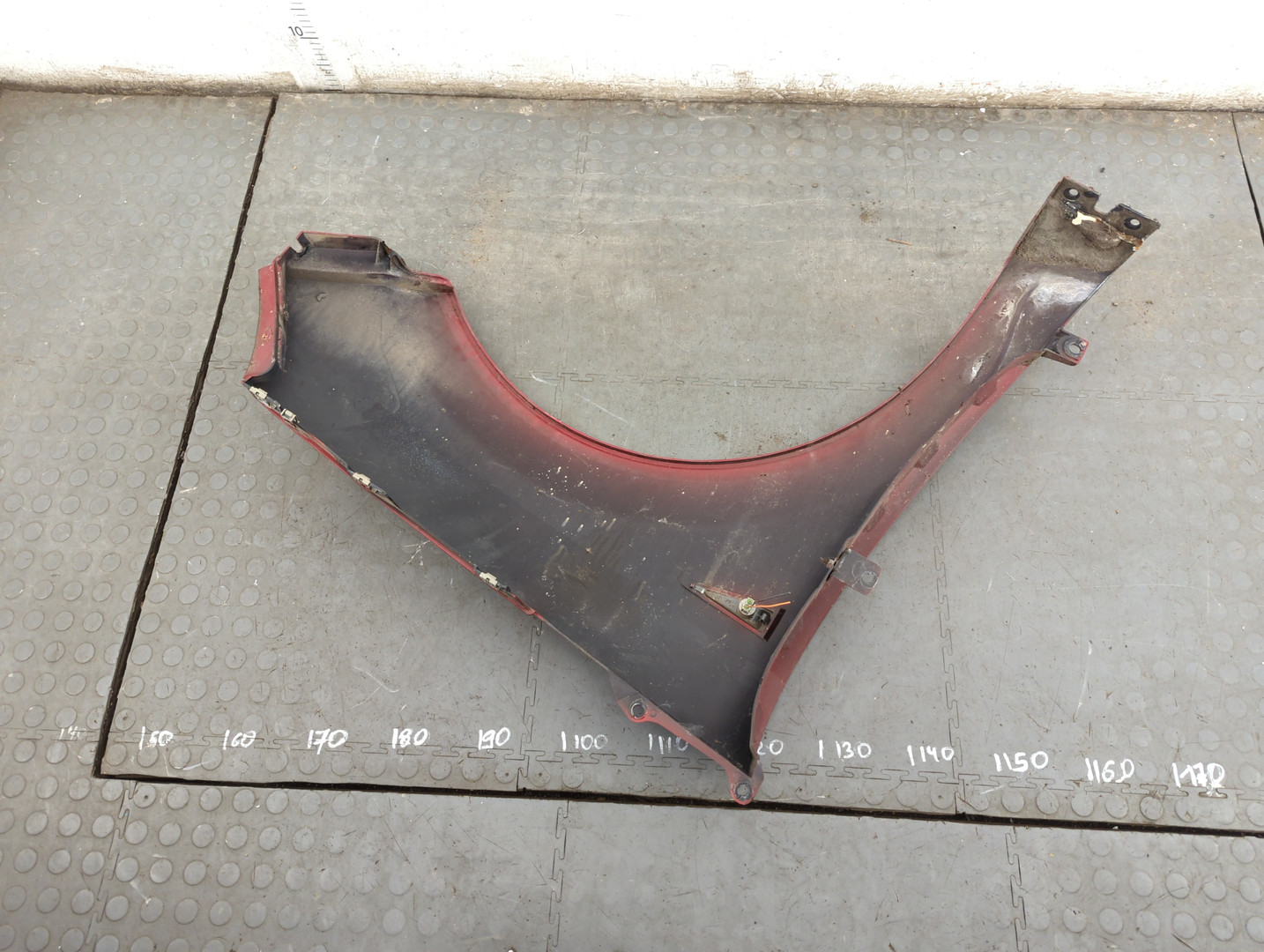 Крыло переднее левое