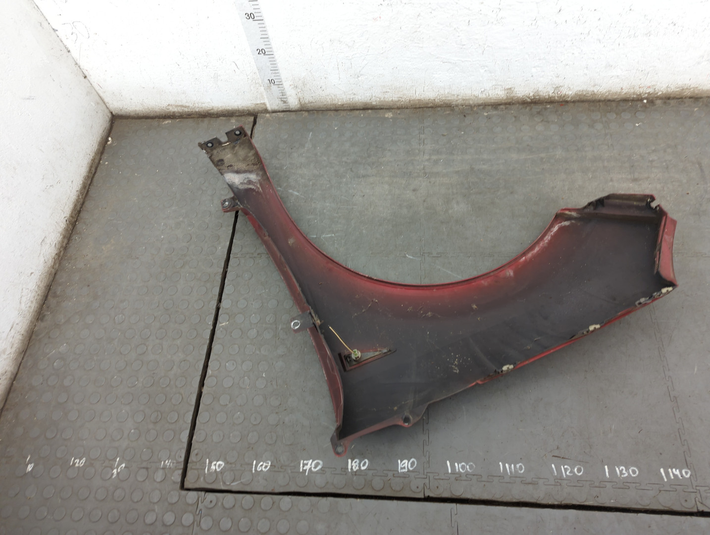 Крыло переднее правое