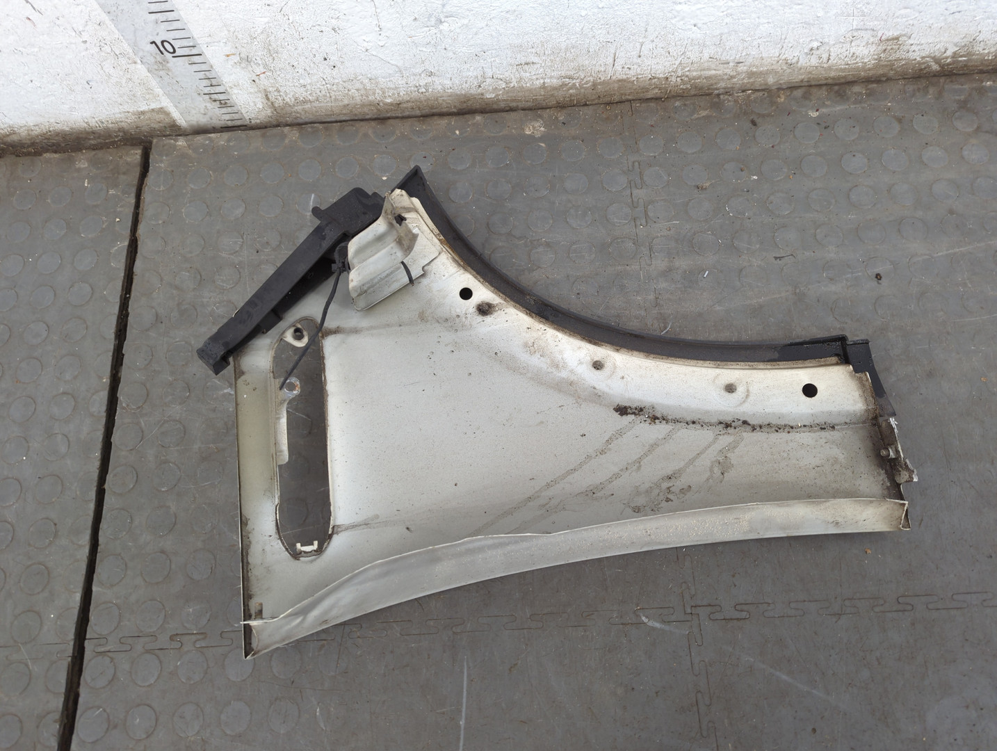 Крыло переднее левое