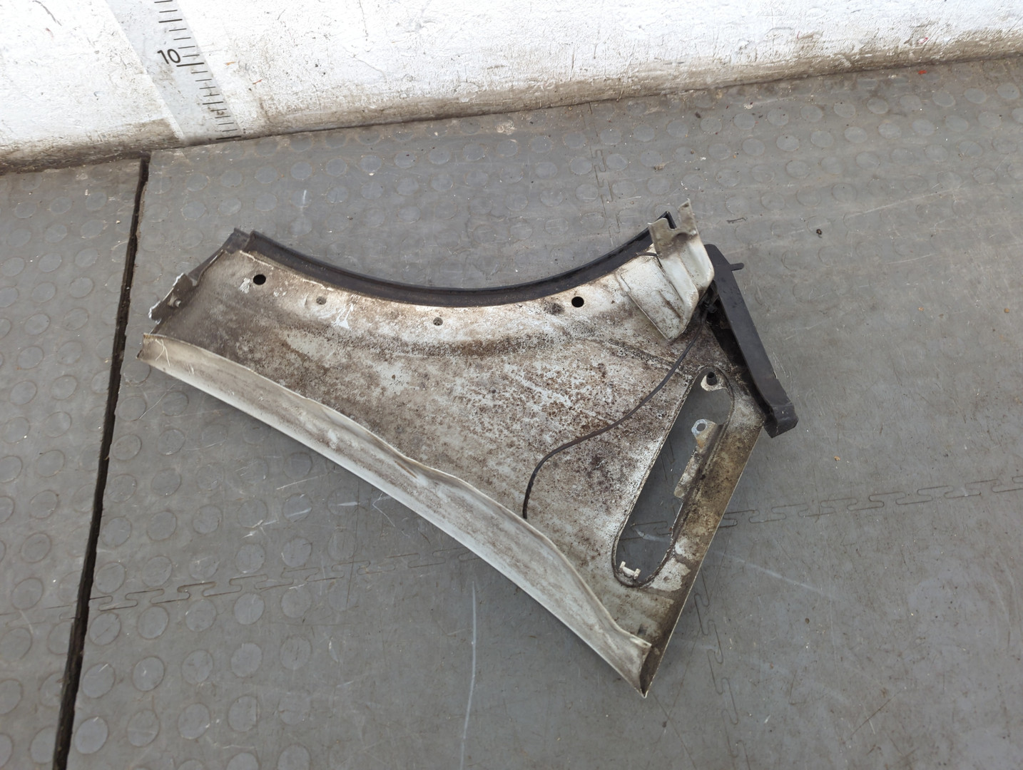 Крыло переднее правое