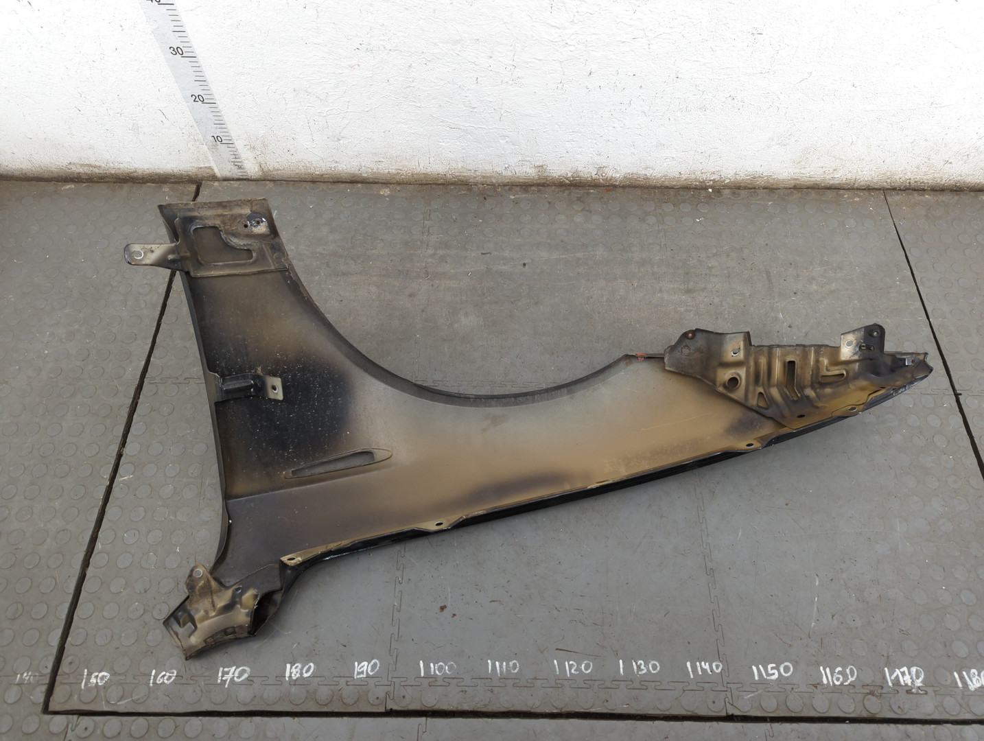 Крыло переднее правое