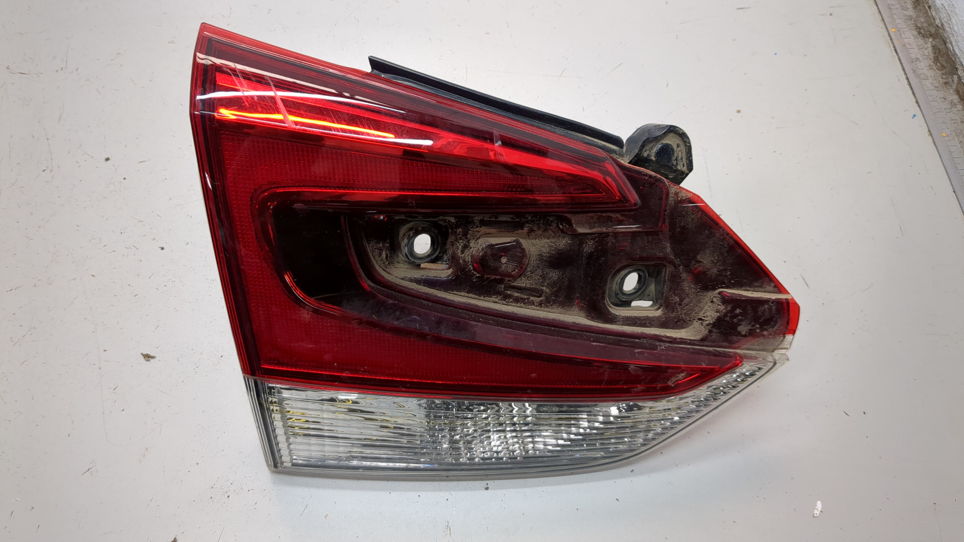 Фонарь задний внутренний левый