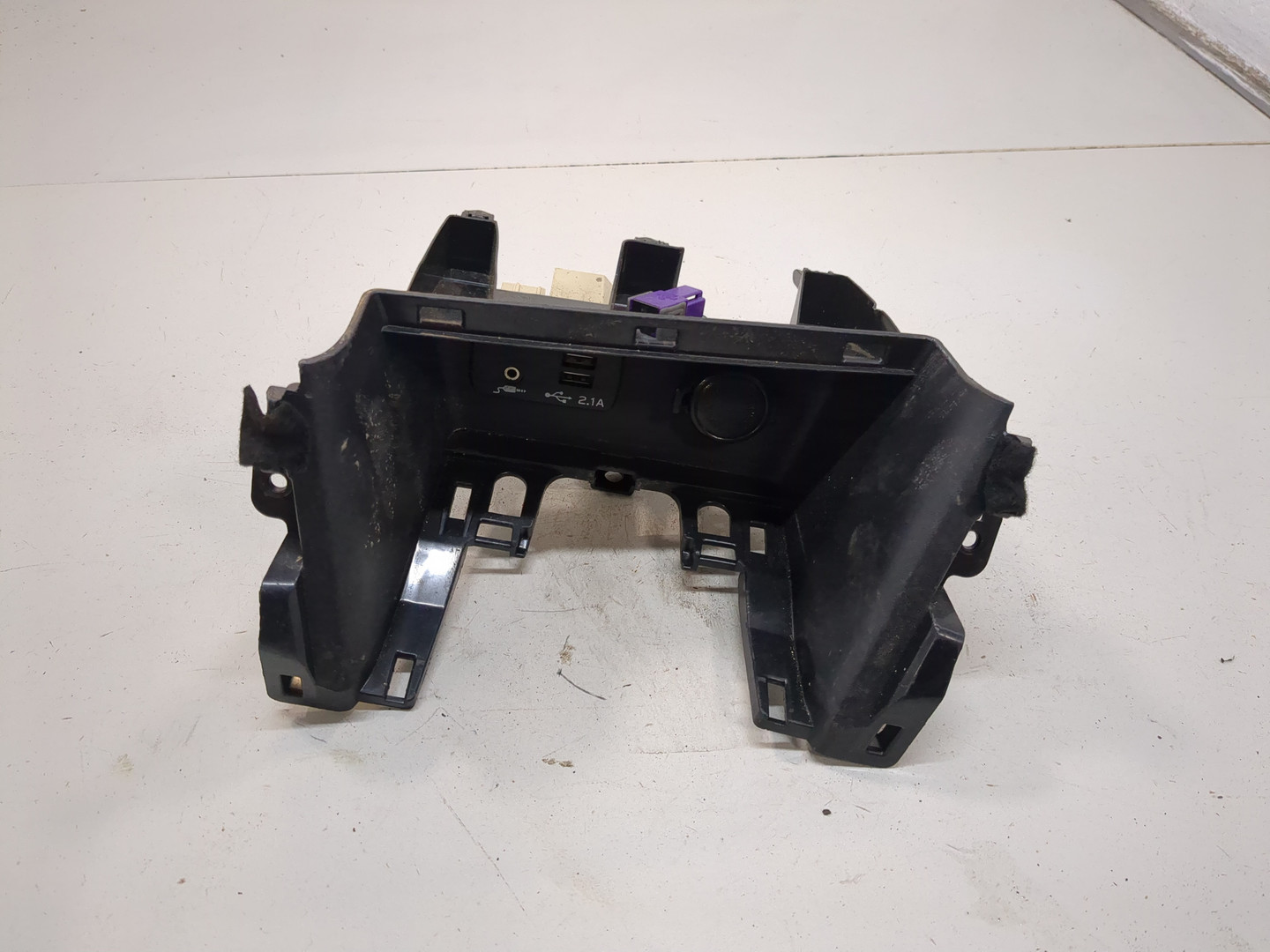 Гнездо AUX / USB IN