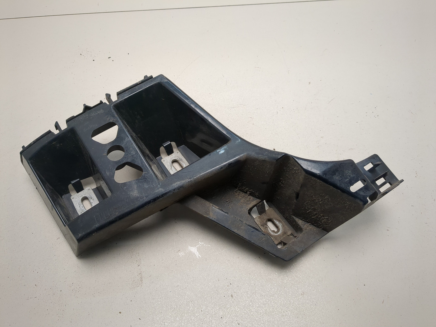 Кронштейн заднего бампера левый