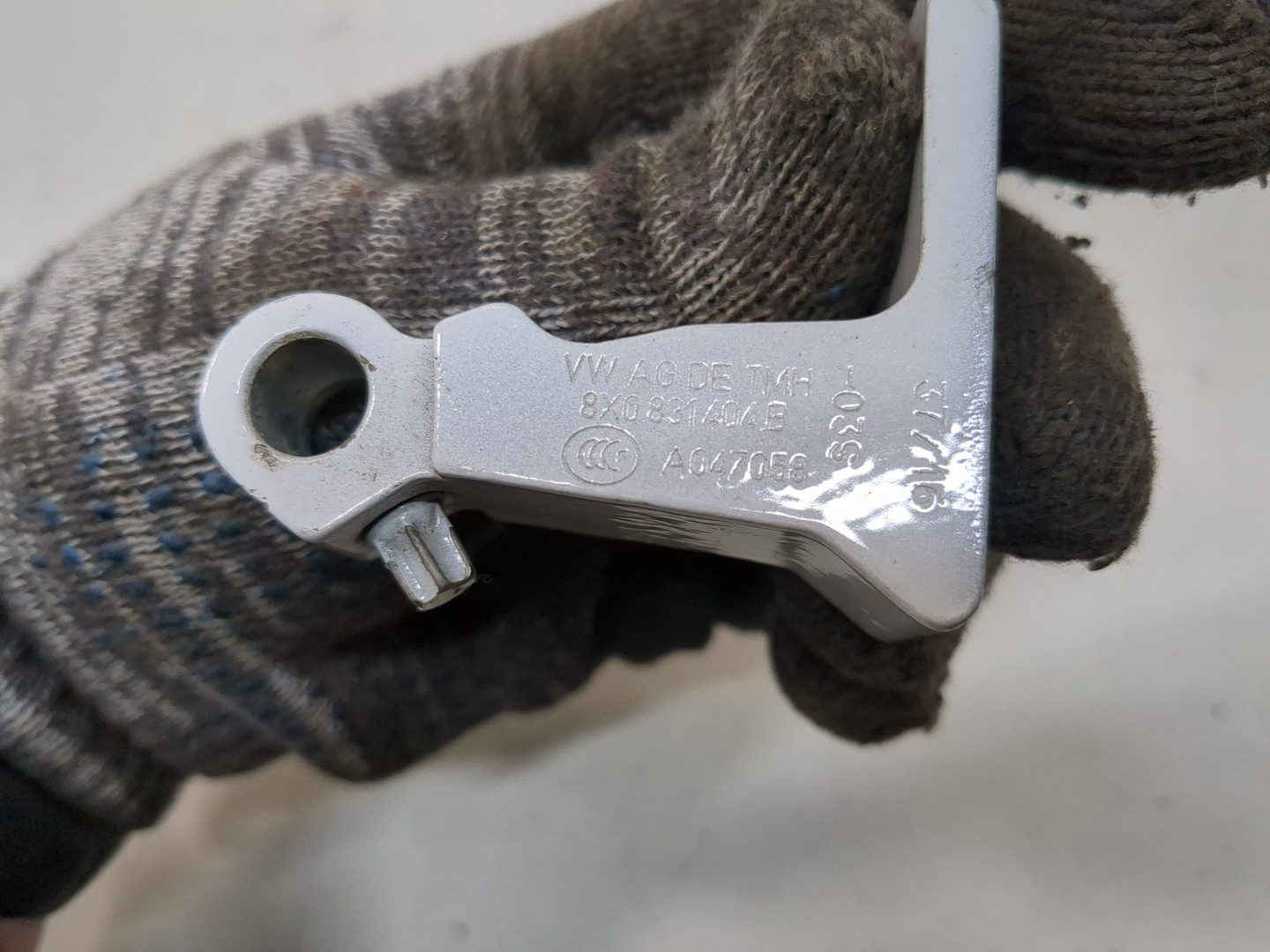 Петля двери