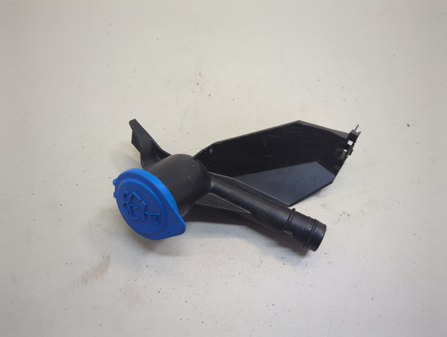 Горловина бачка омывателя