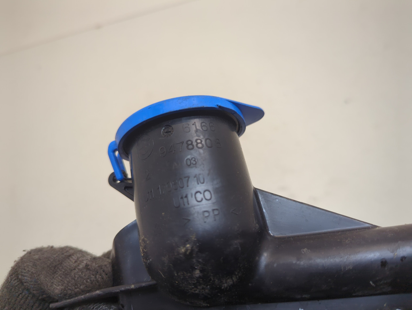 Горловина бачка омывателя