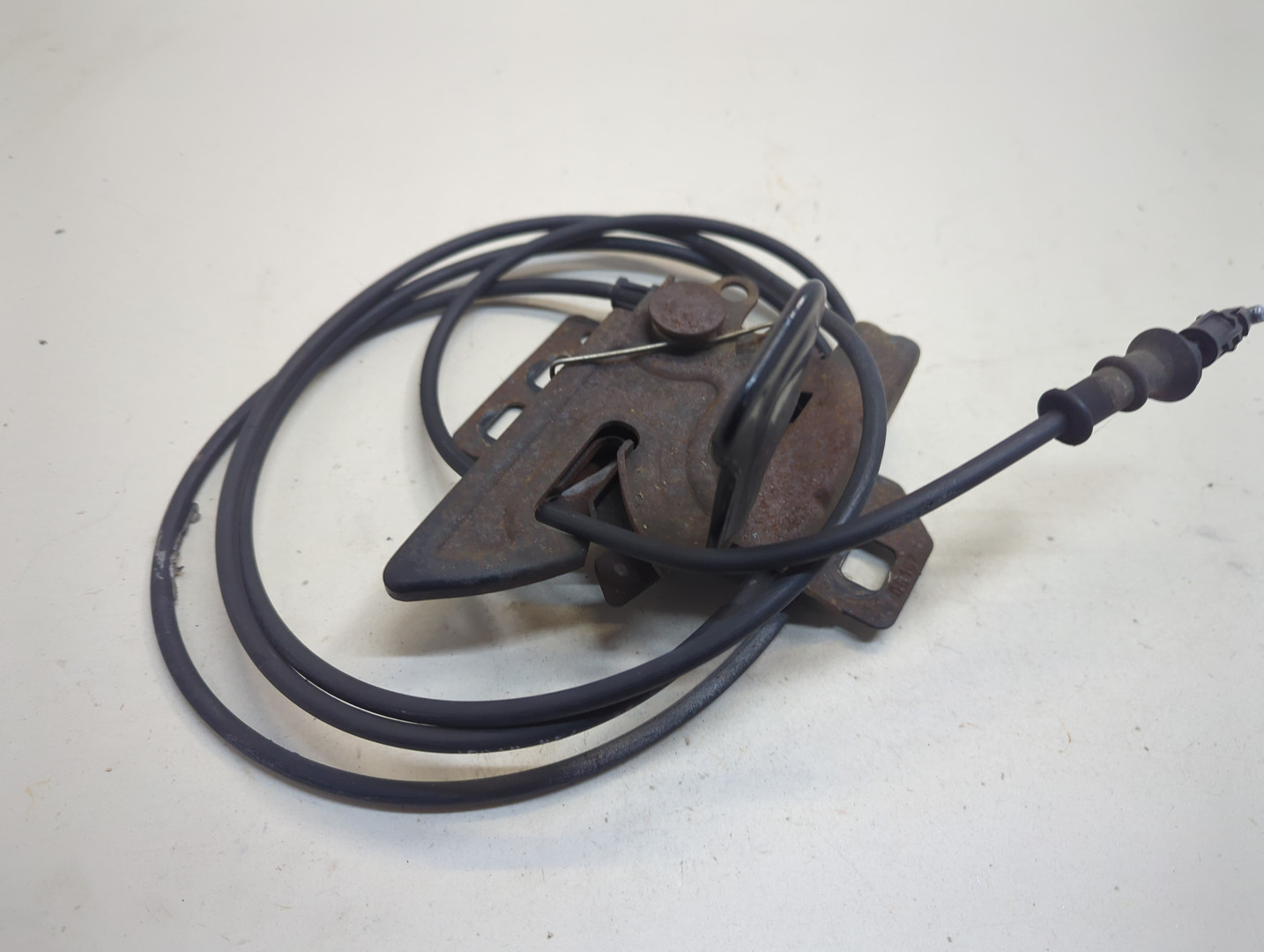 Замок капота