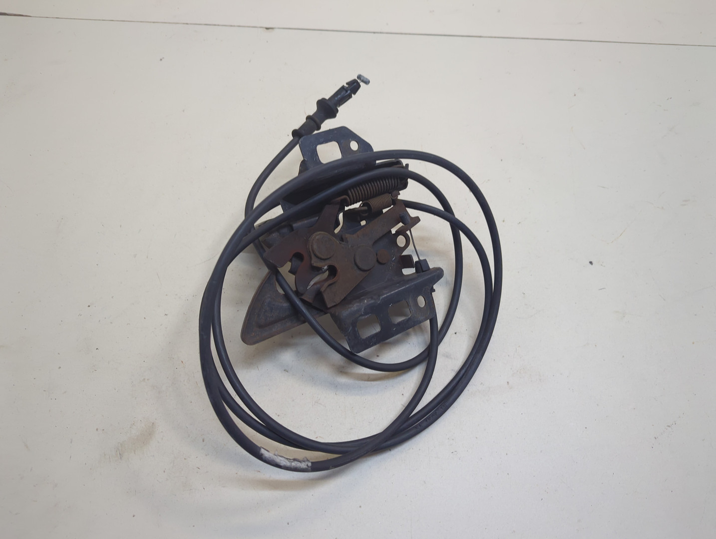 Замок капота