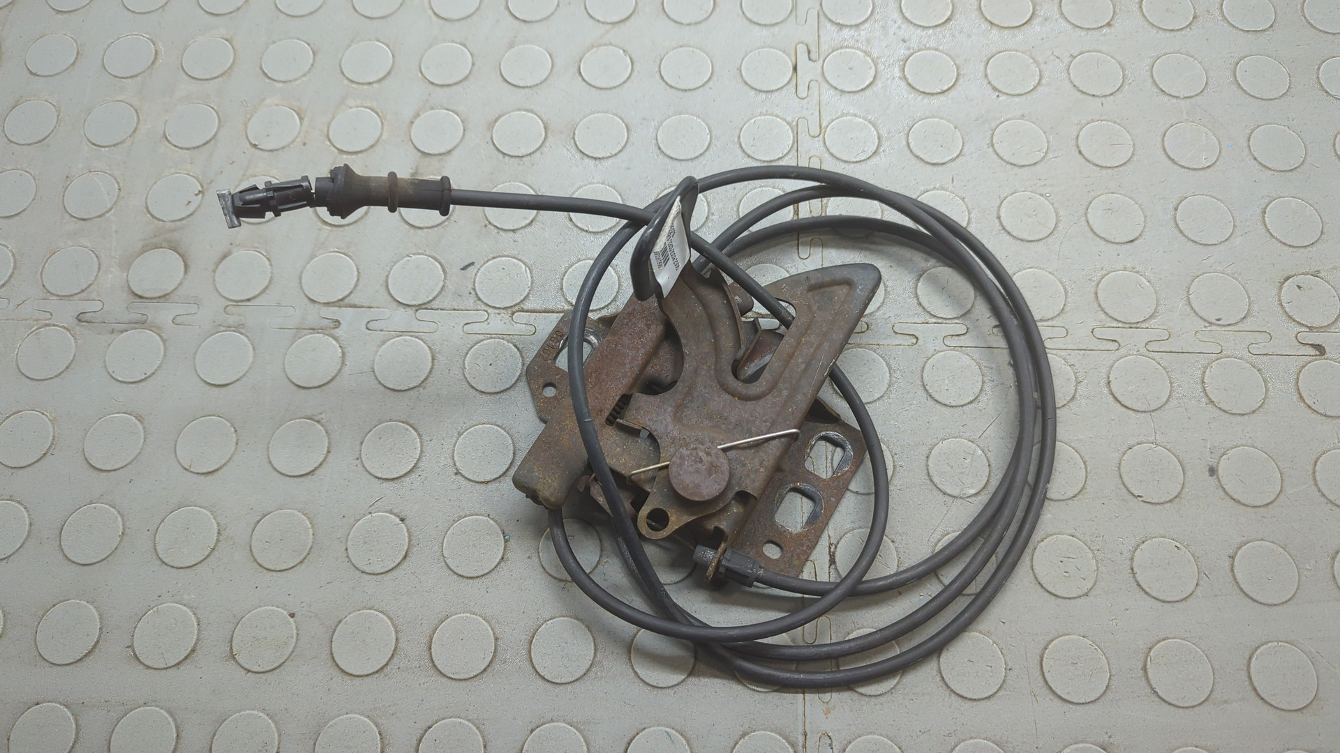 Замок капота