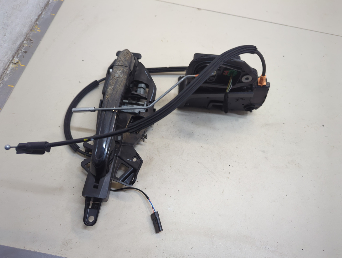 Замок двери передней правой