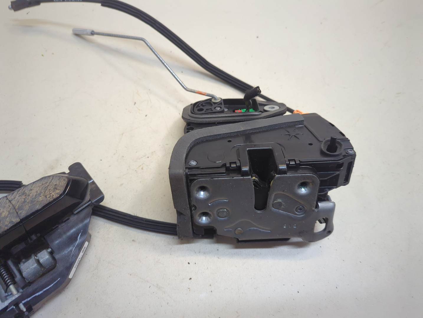 Замок двери передней правой