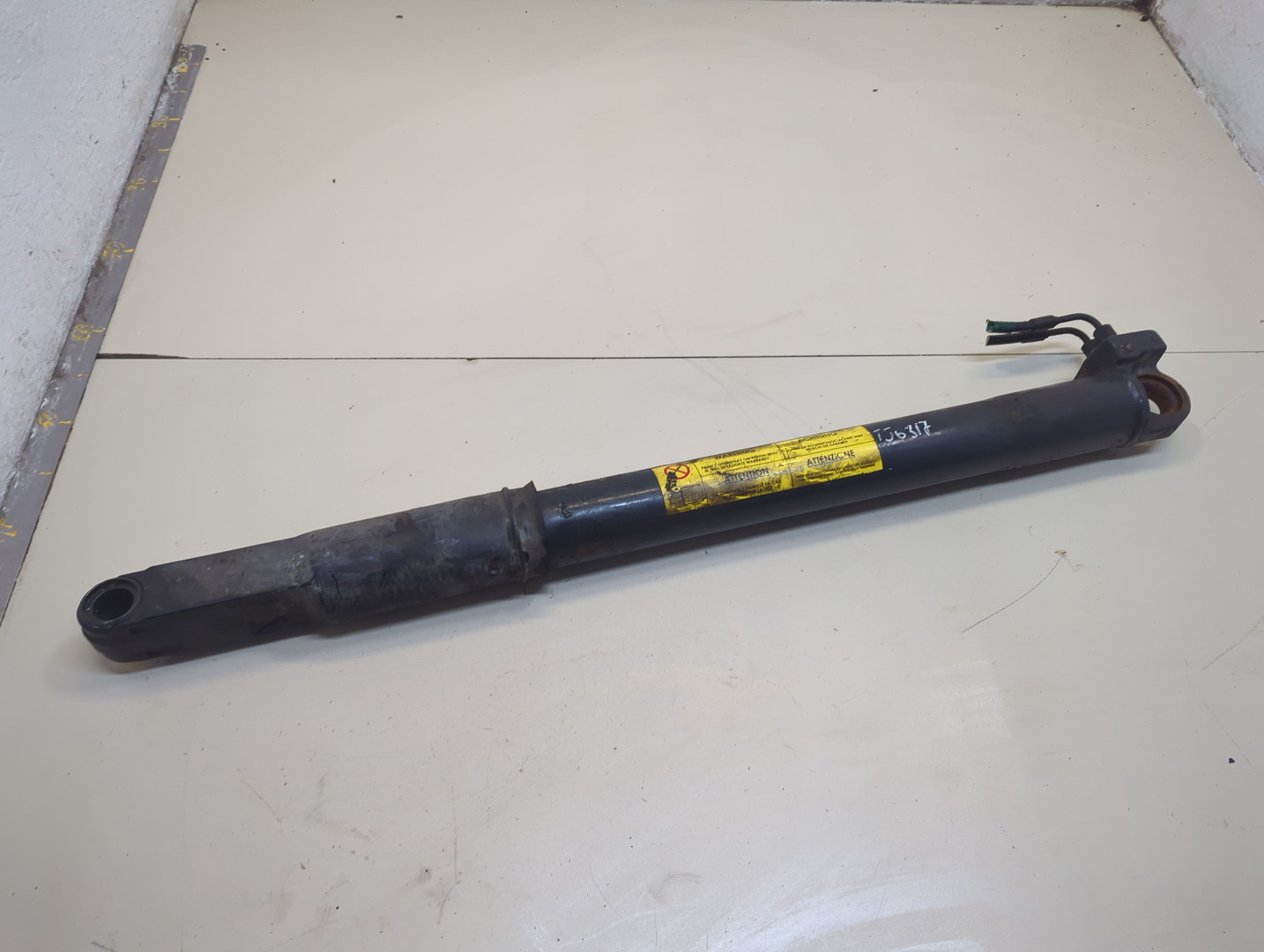 Рабочий цилиндр подъема кабины