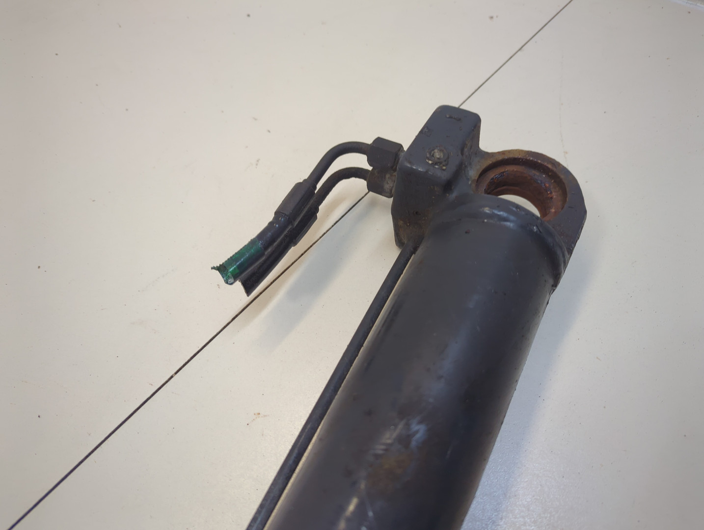 Рабочий цилиндр подъема кабины