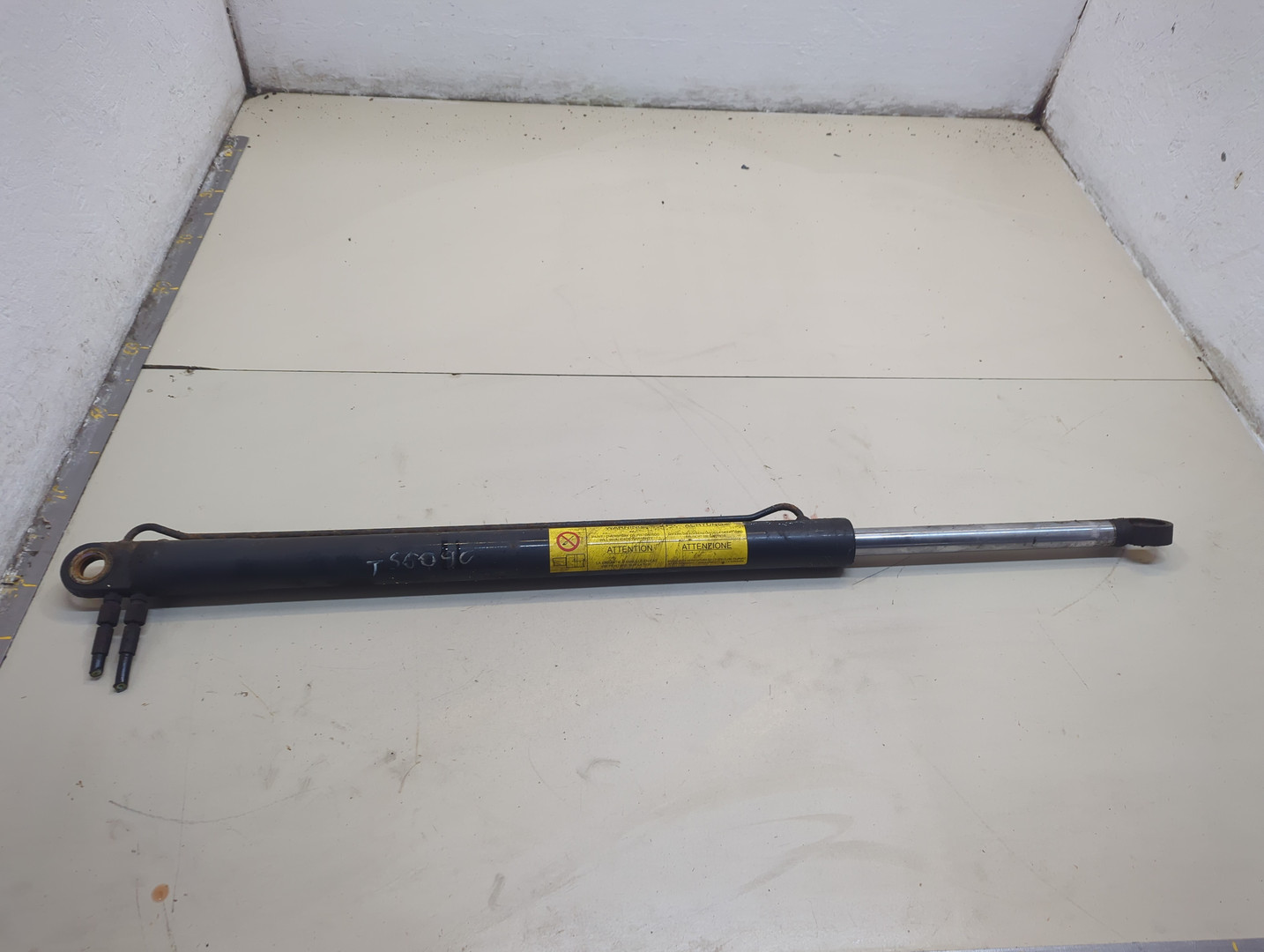 Рабочий цилиндр подъема кабины