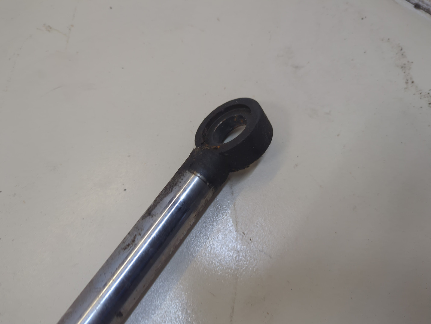 Рабочий цилиндр подъема кабины