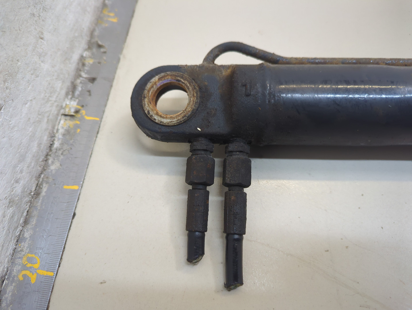 Рабочий цилиндр подъема кабины