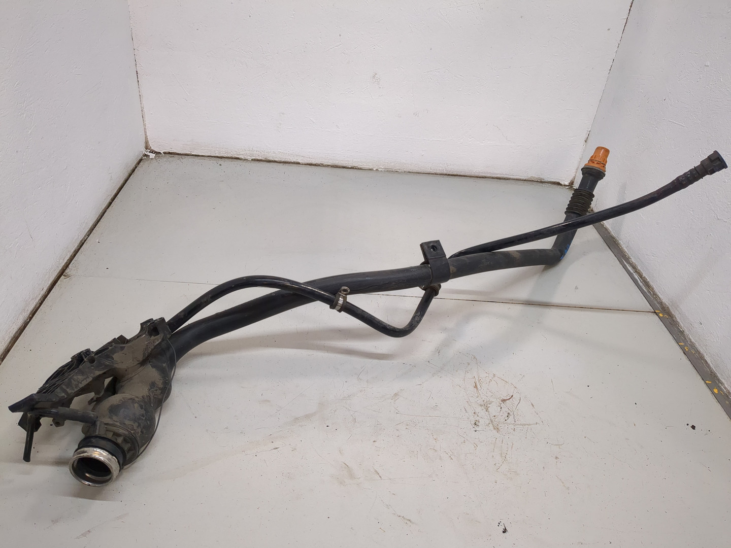 Горловина топливного бака