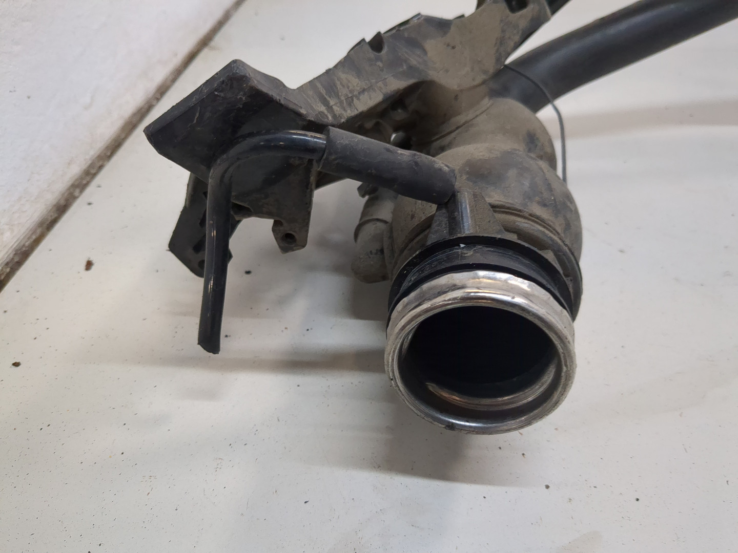 Горловина топливного бака