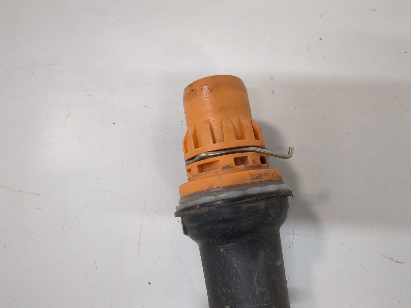 Горловина топливного бака