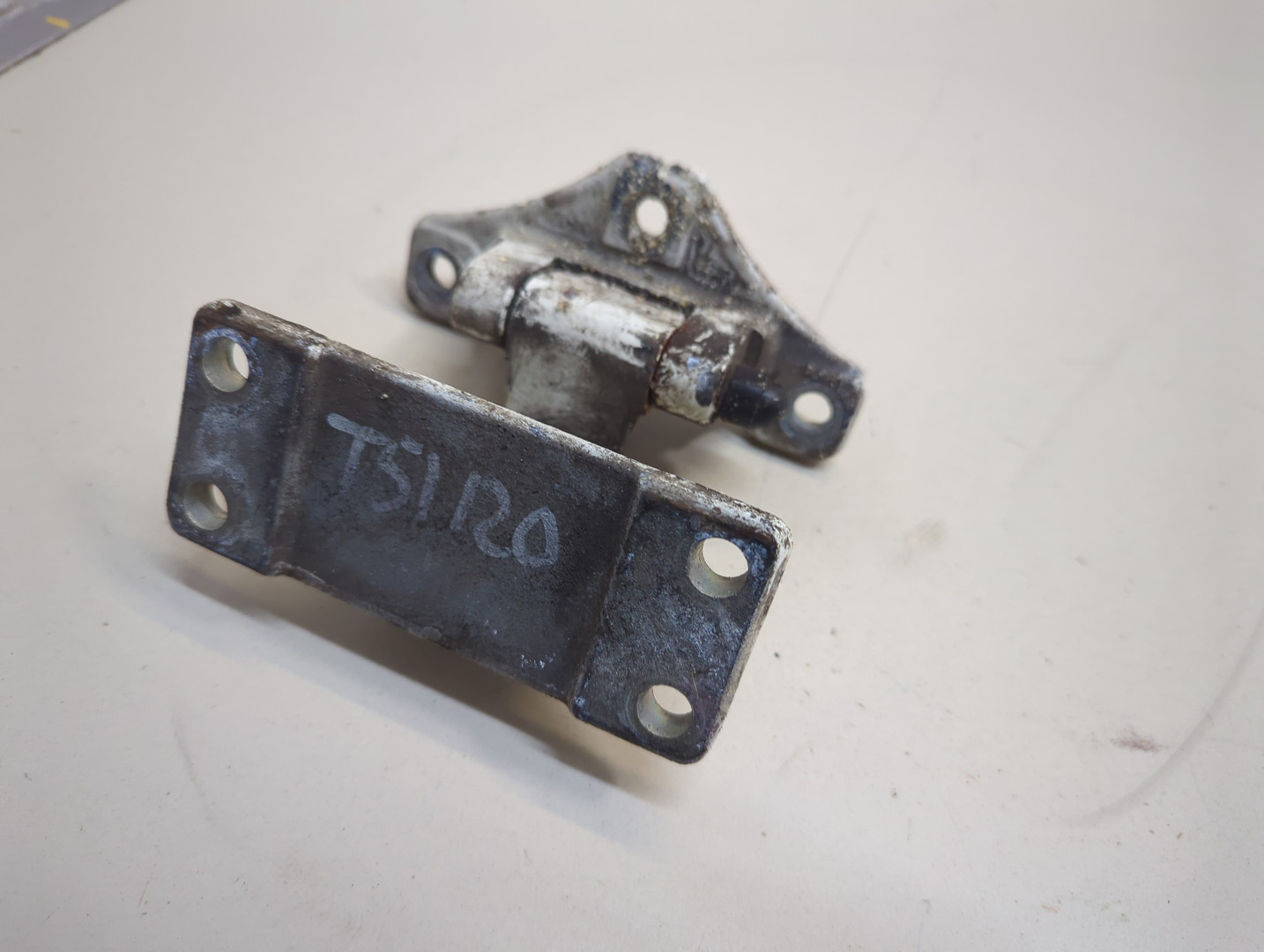 Петля двери