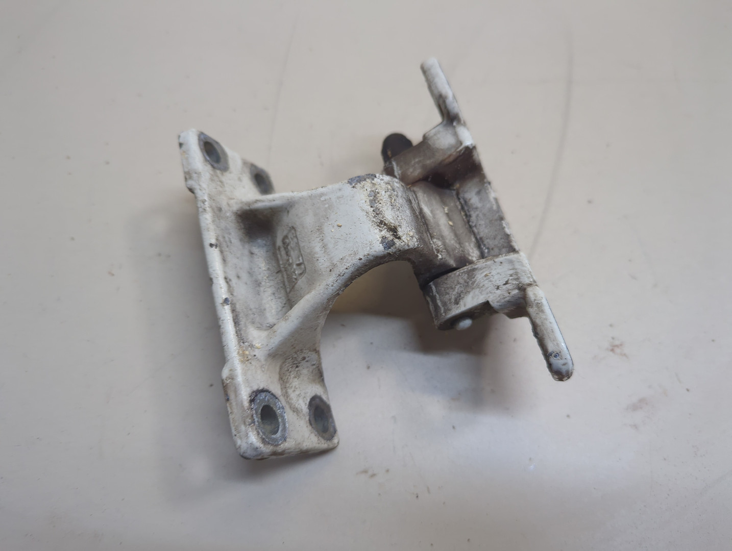 Петля двери