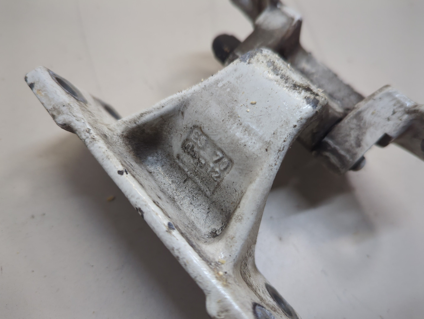 Петля двери