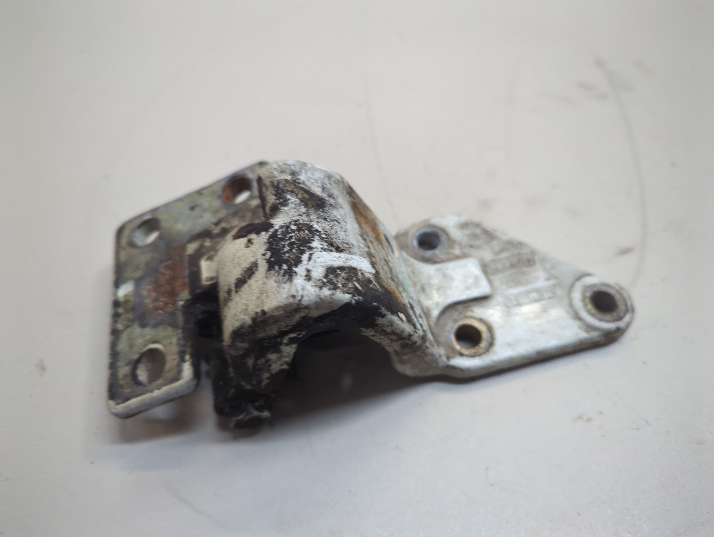 Петля двери