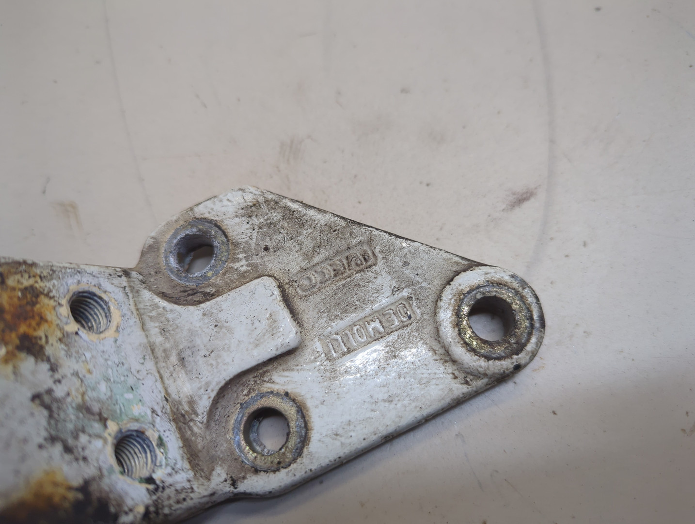 Петля двери