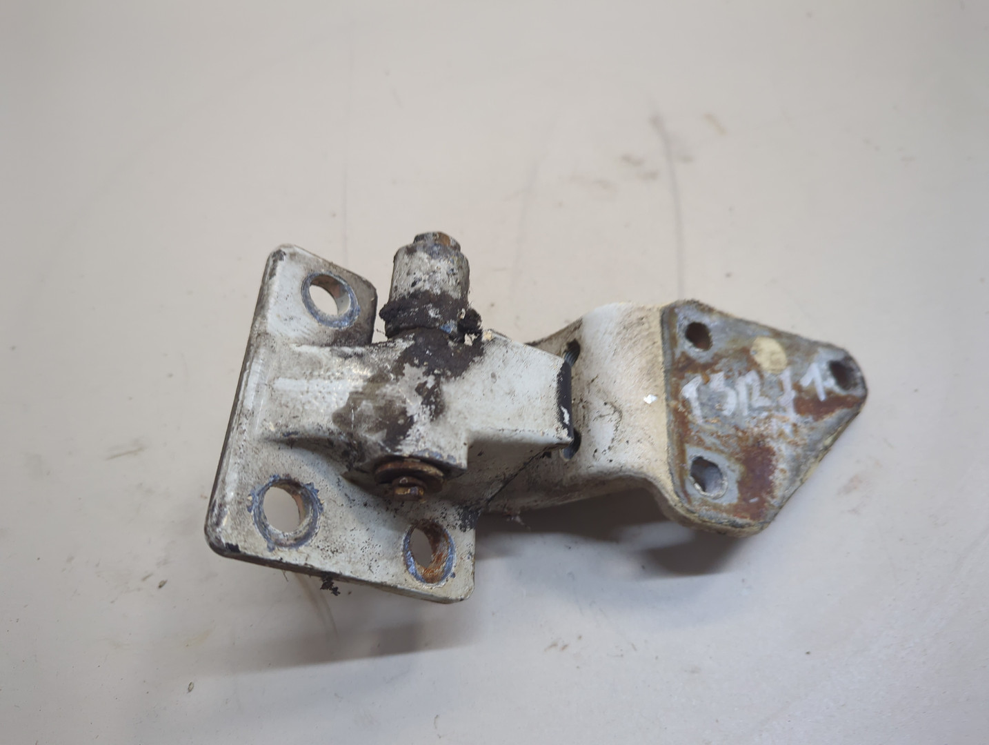 Петля двери