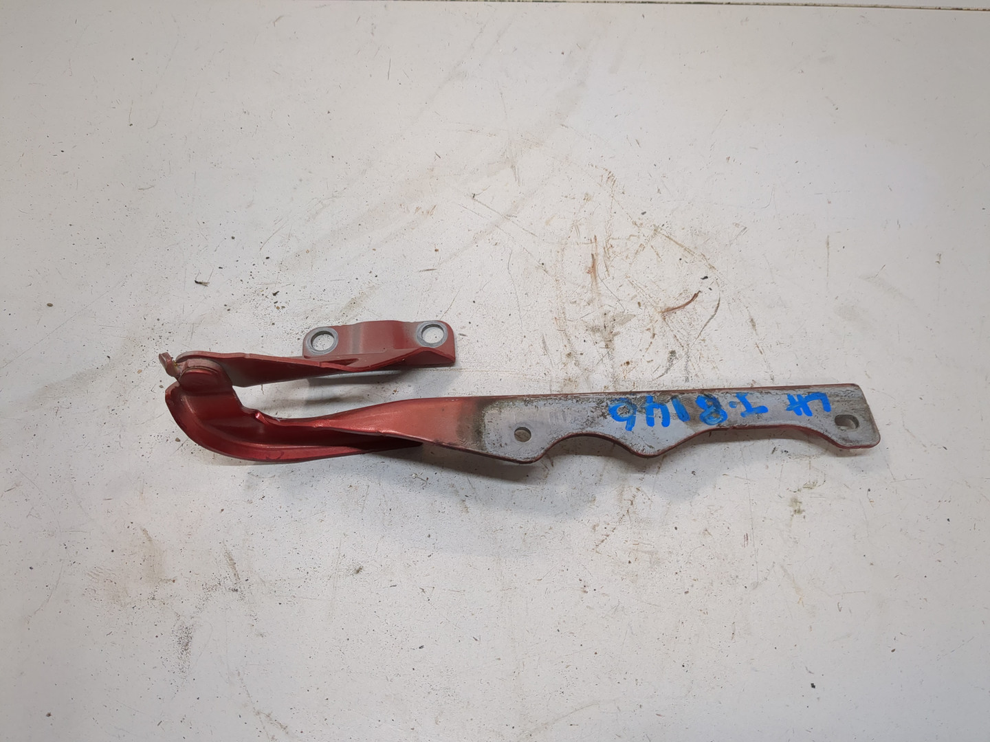 Петля капота левая