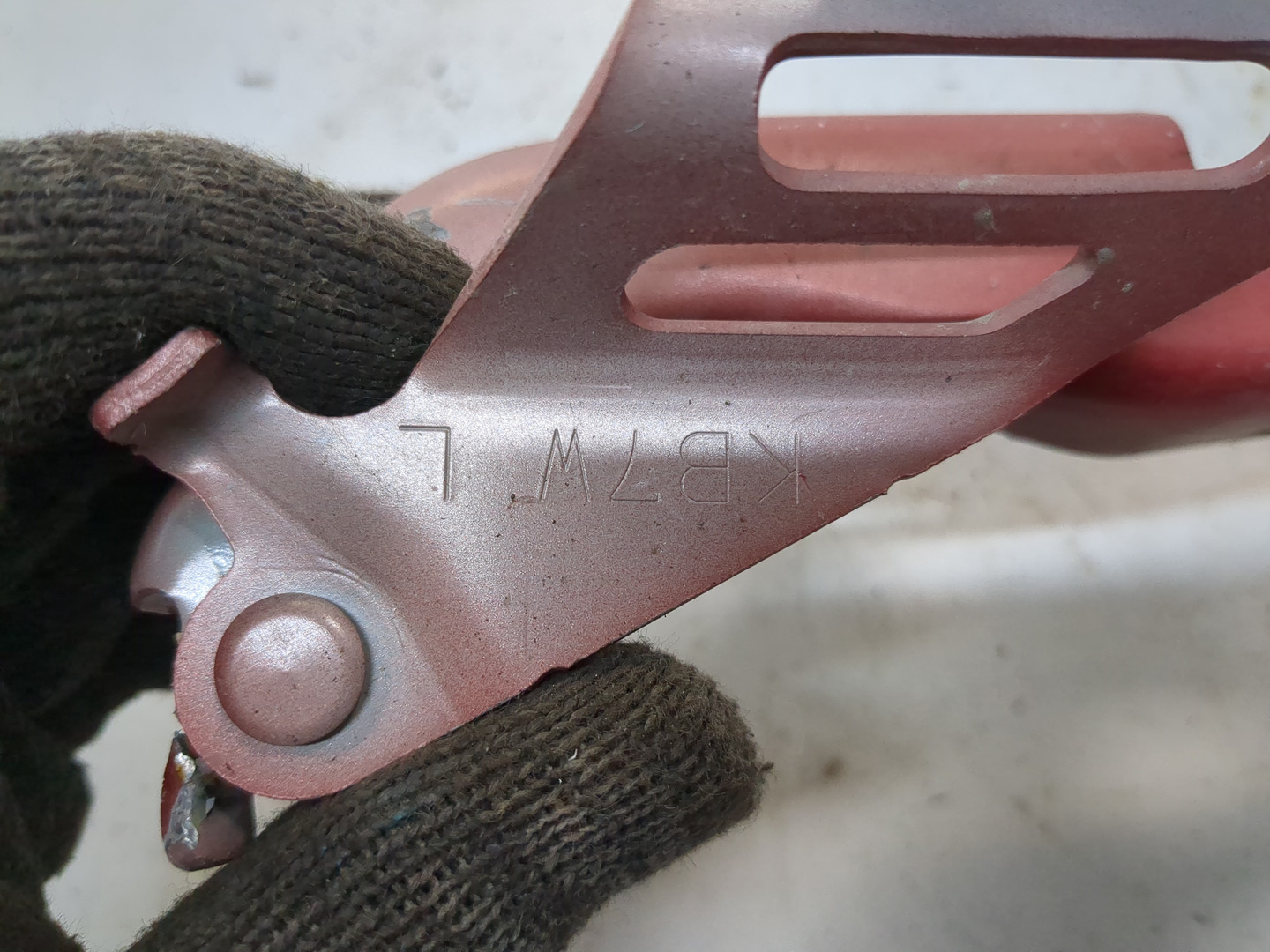 Петля капота левая