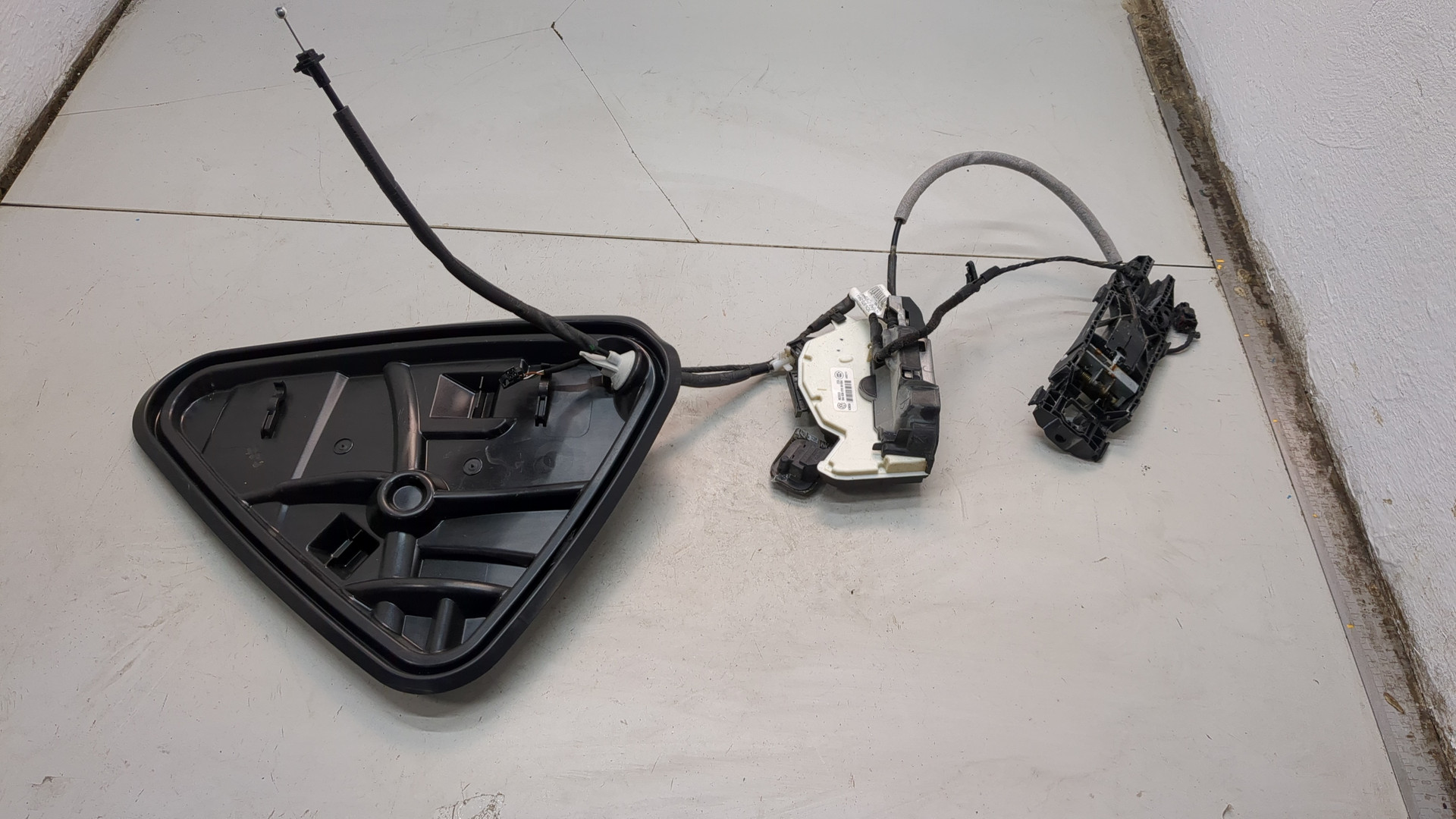 Замок двери передней правой