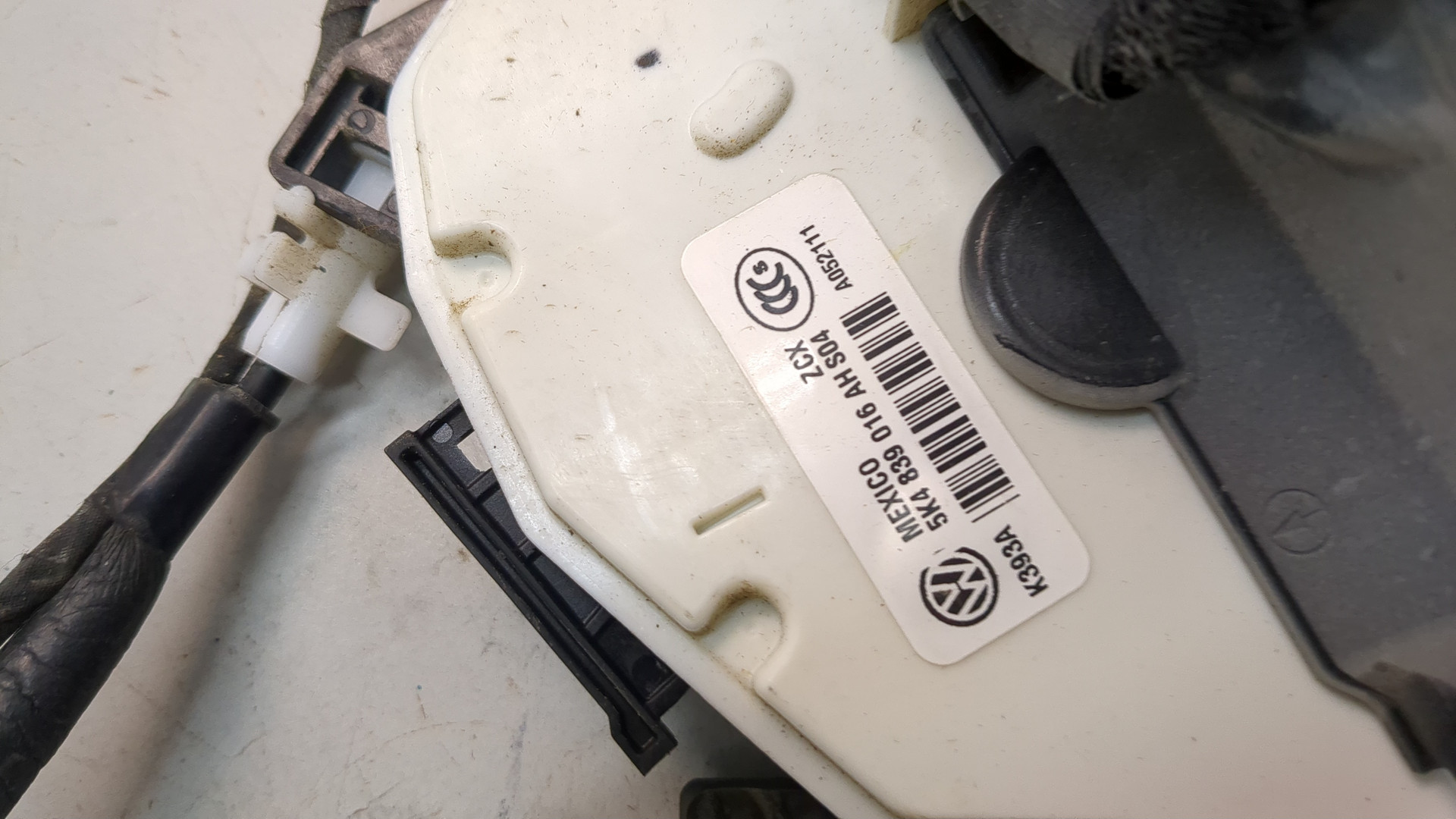 Замок двери передней правой