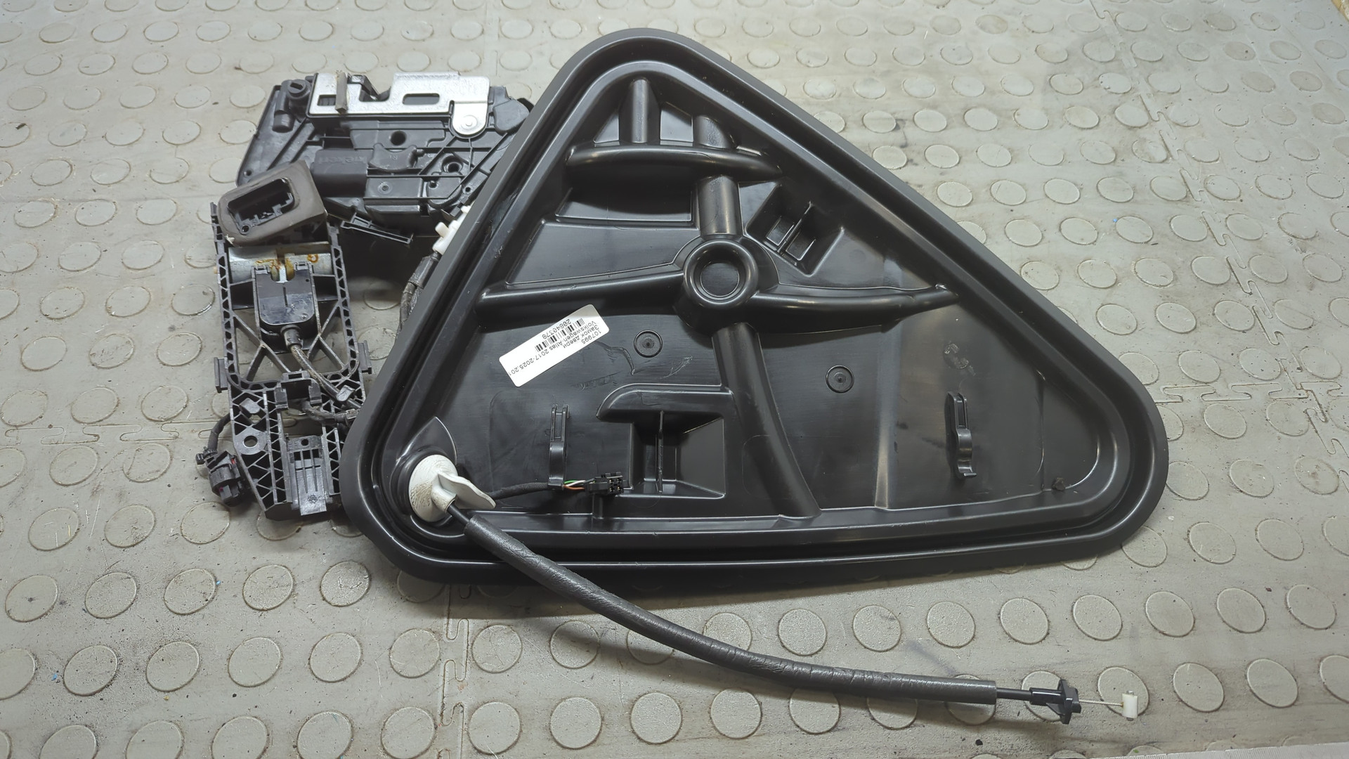 Замок двери передней правой