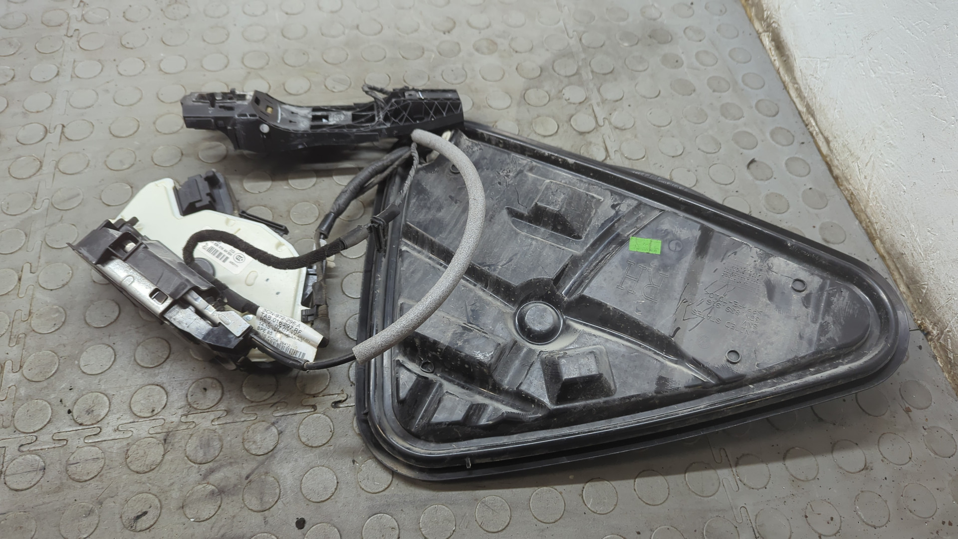 Замок двери передней правой