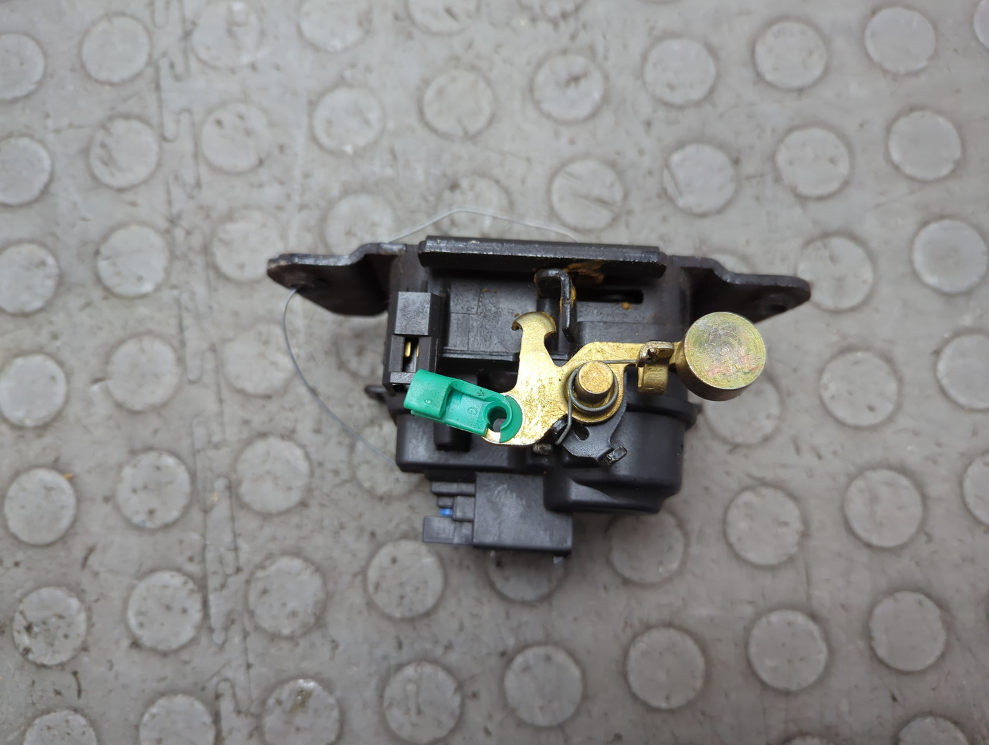 Замок багажника