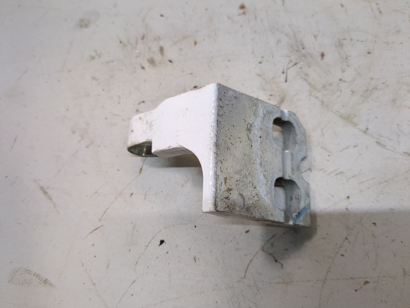 Петля двери