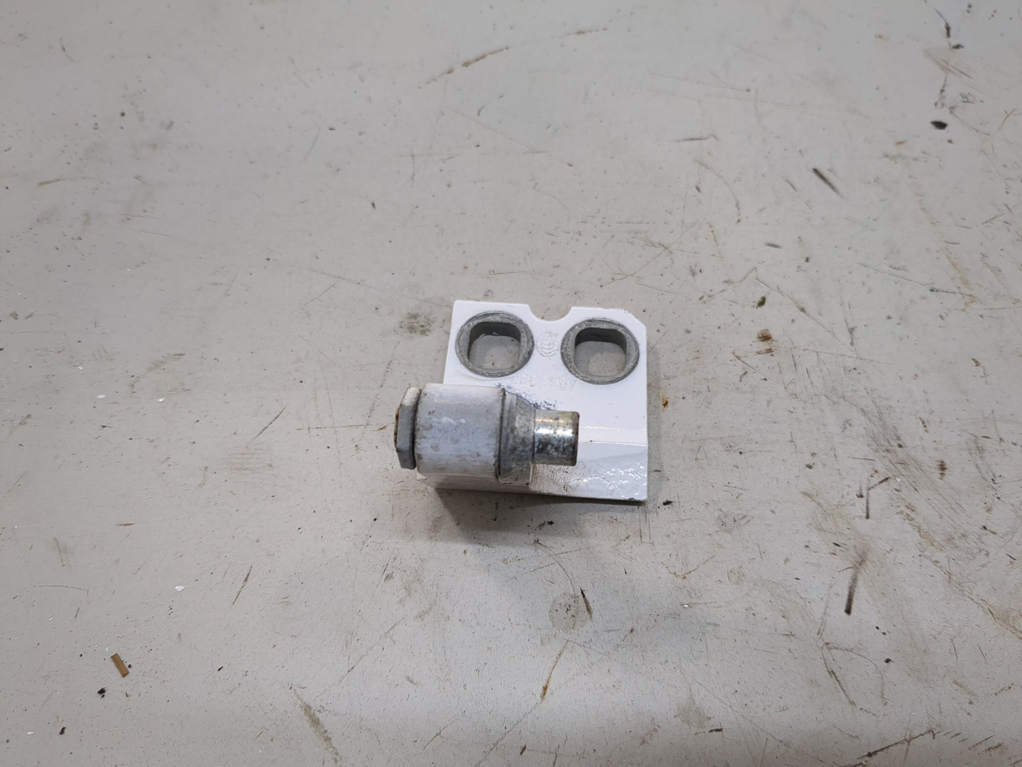 Петля двери